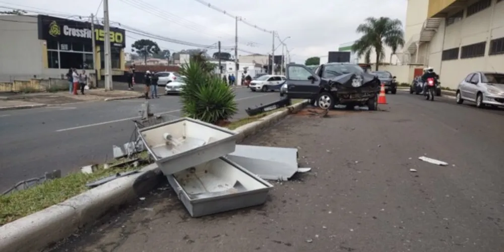 Veículo Renault Clio se acidentou na região de Uvaranas
