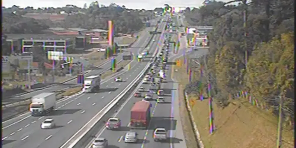 Acidente deixa tráfego lento na rodovia sentido Litoral de Santa Catarina.