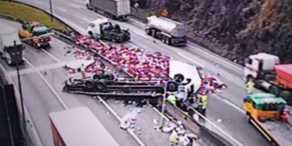 Imagem ilustrativa da imagem Motorista morre após 'tombar' caminhão na ‘Curva da Santa’