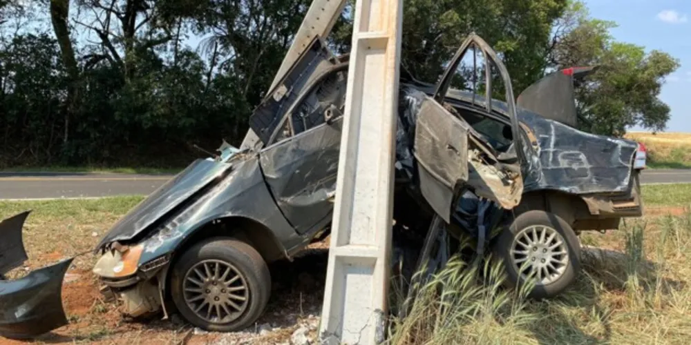 Veículo ficou completamente destruído após capotamento.