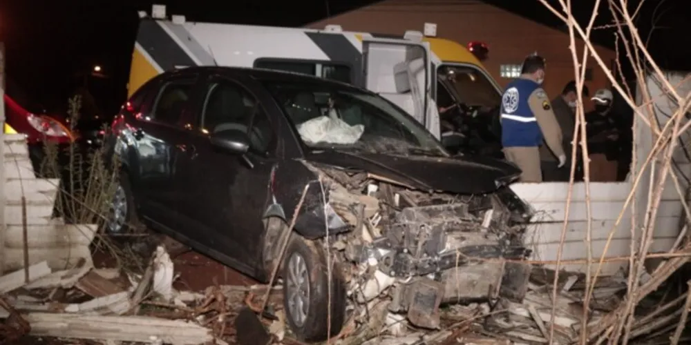 Frente de um dos veículos ficou completamente destruída