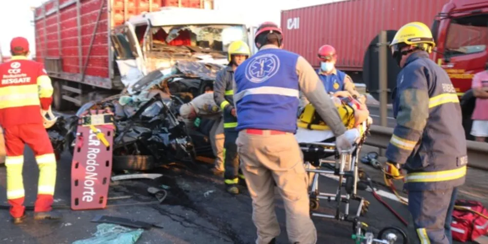 Um casal sobreviveu por milagre. O carro que eles viajavam foi totalmente destruído
