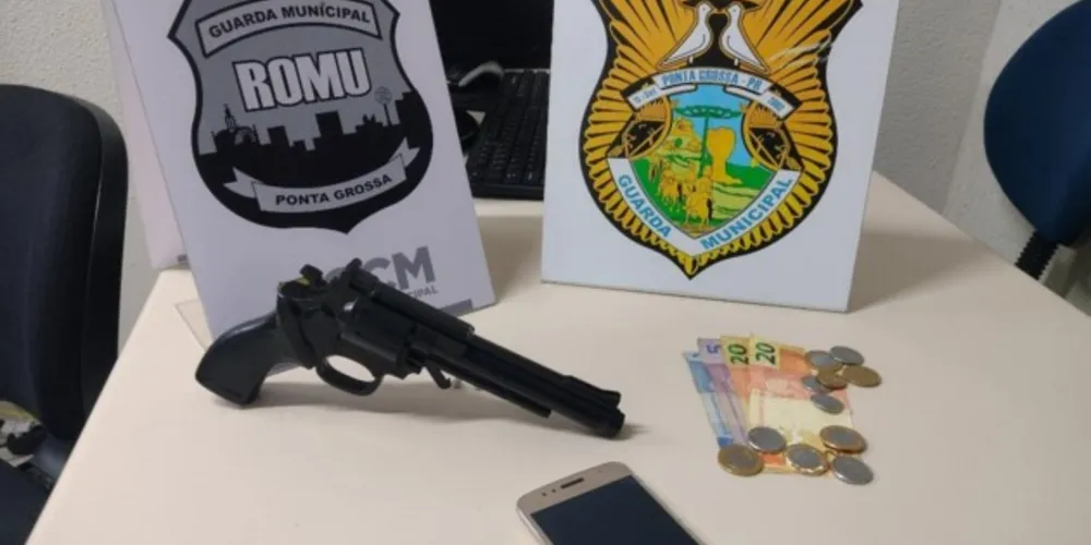 Droga, arma, dinheiro e celular foram apreendidos pelos agentes.