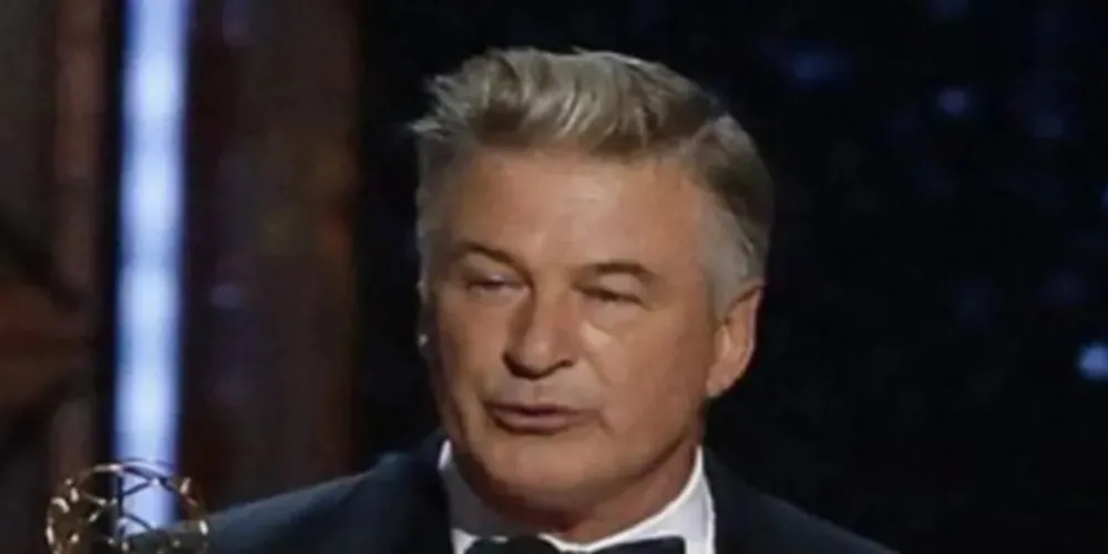 O ator gravava Rust, filme independente. O incidente aconteceu no sul de Santa Fé, no Novo México.