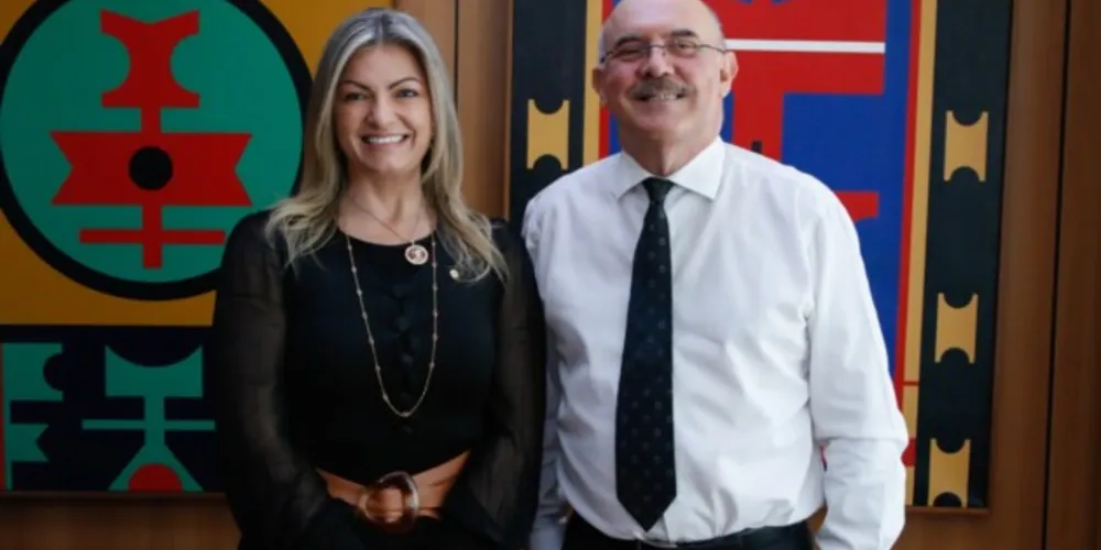 À esquerda, a deputada federal Aline Sleutjes, e à direita o ministro da Educação, Milton Ribeiro.