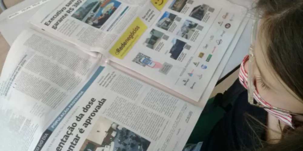 Aluna Maria Fernanda procurando notícias sobre o direito ao acesso à saude