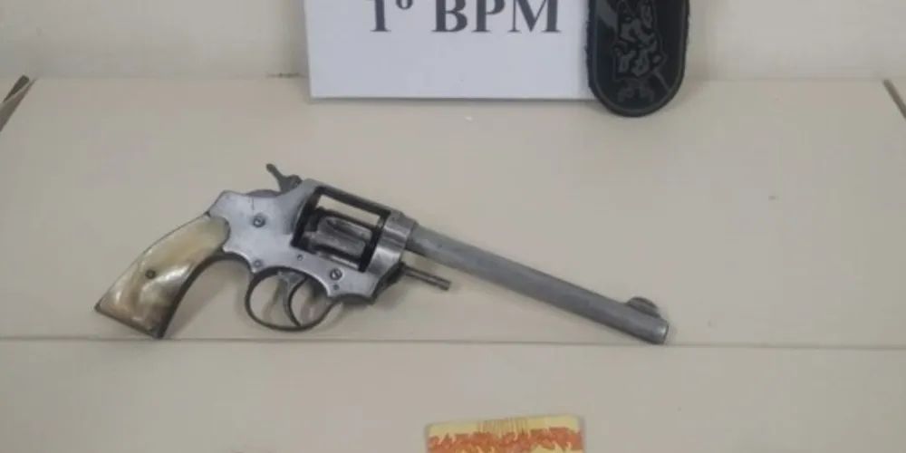 Revólver calibre .32 e maconha foram apreendidos pela Polícia Militar.