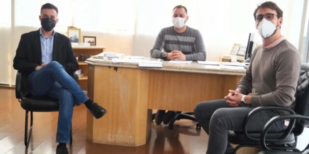 Da esquerda para a direita, vereadores Filipe Chociai, Daniel Milla e Geraldo Stocco.