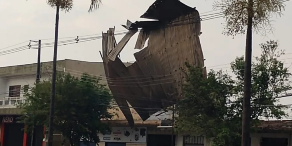 Mais de 435 mil consumidores ficaram sem energia neste sábado (23)