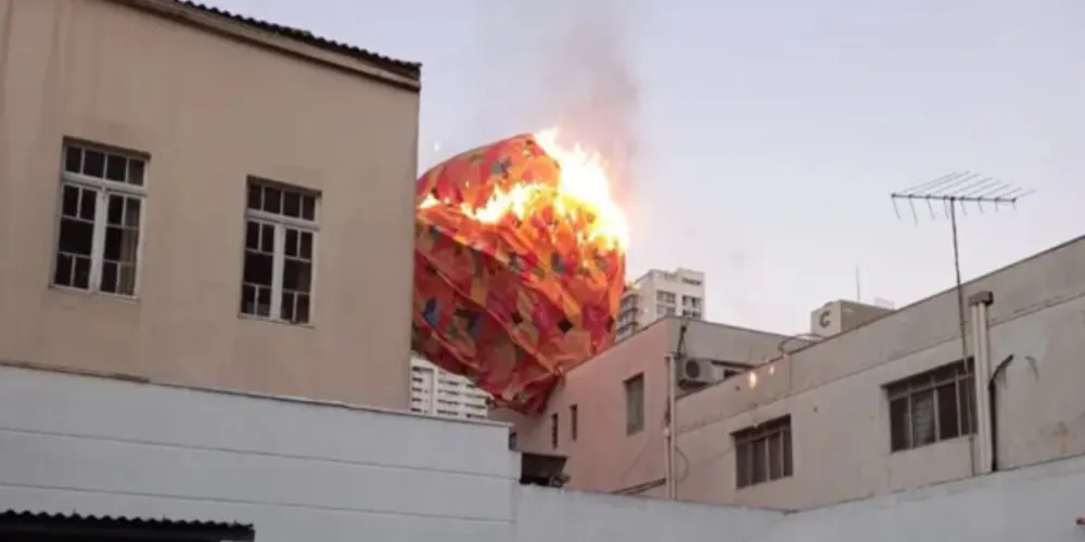 Guarda Municipal flagrou a queda do balão sobre o imóvel.