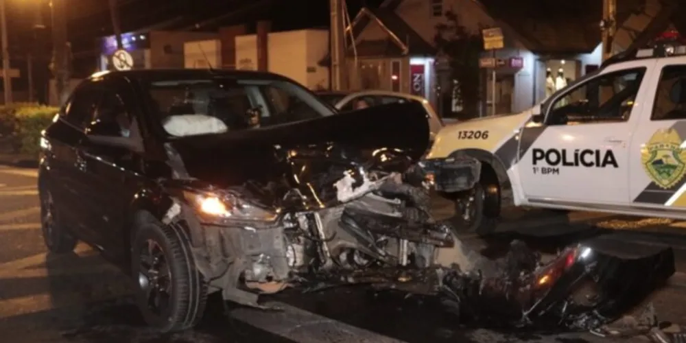 Veículo Chevrolet Onix ficou com a frente totalmente destruída