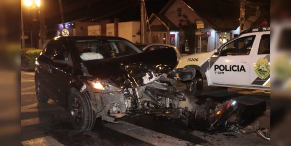 Veículo Chevrolet Onix ficou com a frente totalmente destruída