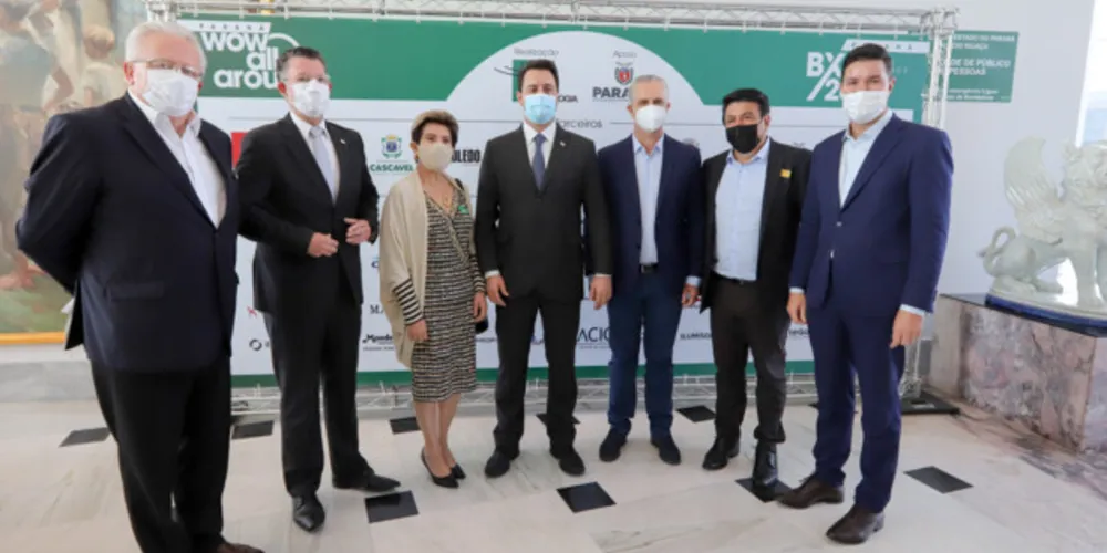 Elizabeth Schmidt (ao centro) e demais lideranças do Paraná.