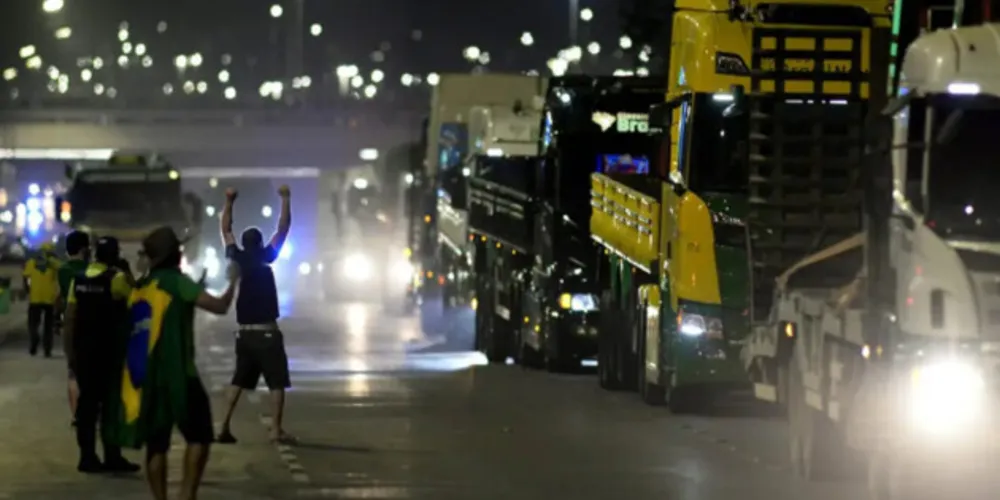Bolsonaristas invadem a Esplanada com gritos contra o STF.