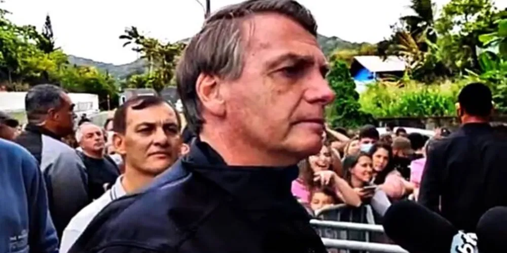 Imagem ilustrativa da imagem Sem vacina, Bolsonaro diz ter sido barrado em jogo do Santos