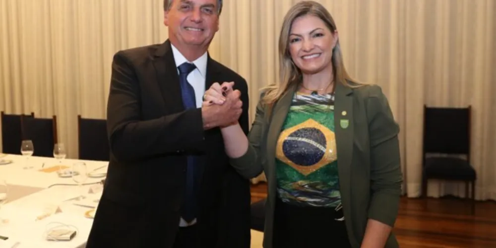 À esquerda o presidente Jair Messias Bolsonaro e à direita a deputada Aline Sleutjes.