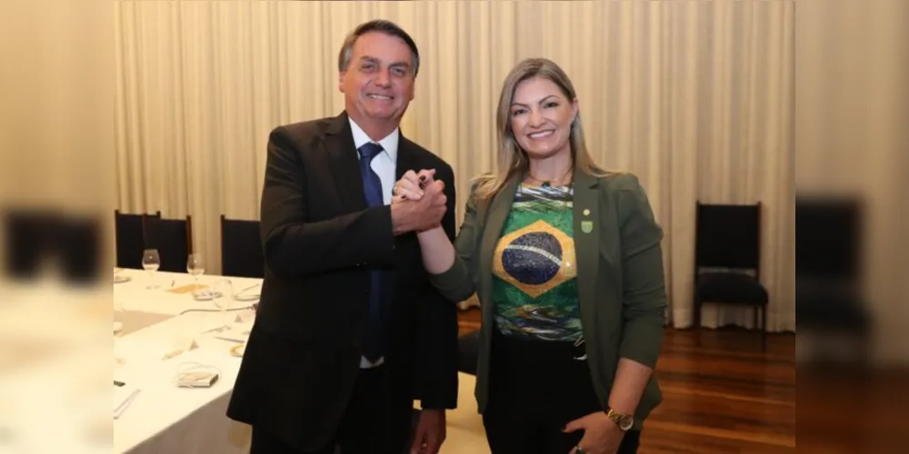 À esquerda o presidente Jair Messias Bolsonaro e à direita a deputada Aline Sleutjes.