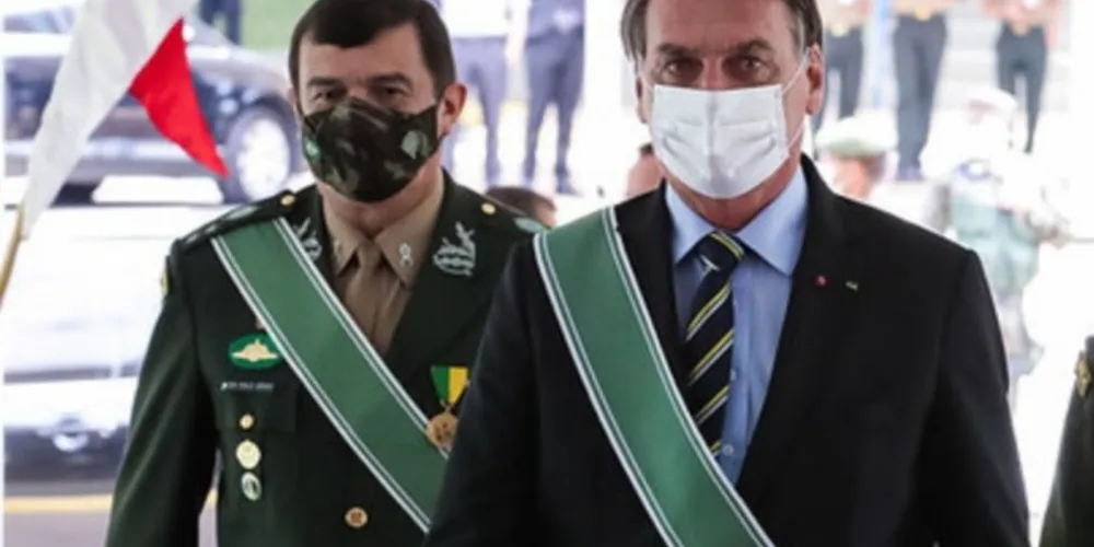 À esquerda, o comandante geral do Exército, e à direita o presidente do Brasil, Bolsonaro.