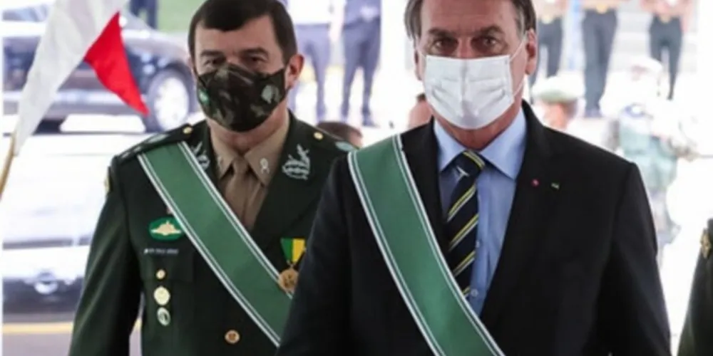 À esquerda, o comandante geral do Exército, e à direita o presidente do Brasil, Bolsonaro.