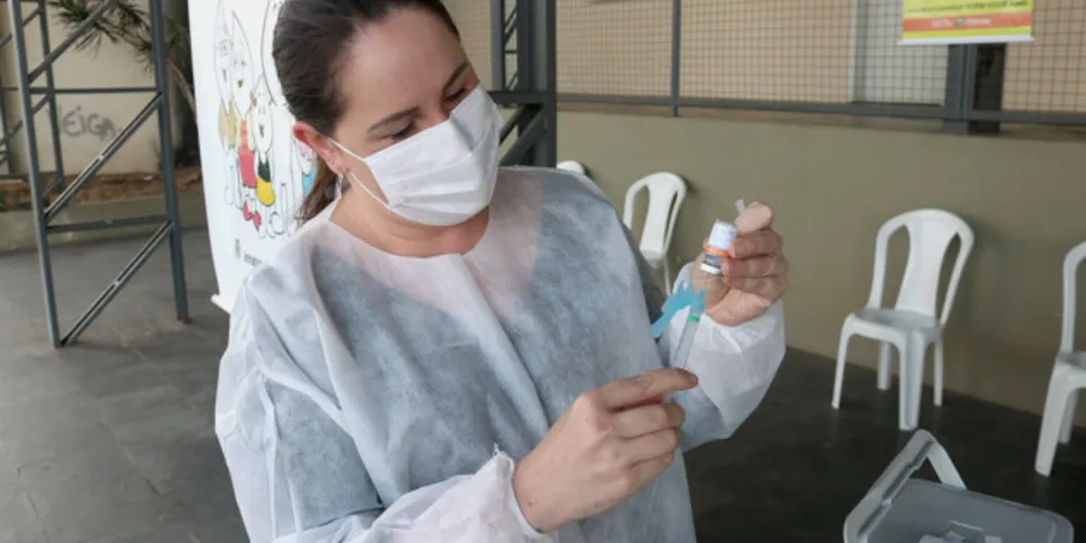 Aplicação de doses contra a covid-19 ocorre no Ginásio Municipal de Esportes. Confira o cronograma