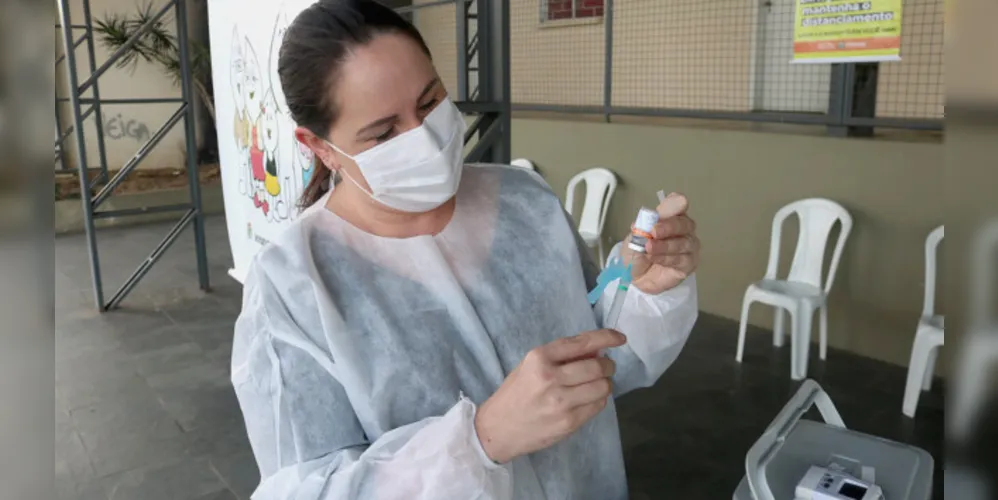 Aplicação de doses contra a covid-19 ocorre no Ginásio Municipal de Esportes. Confira o cronograma