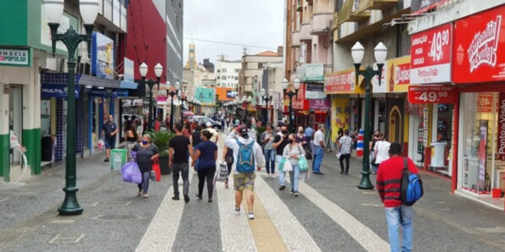 Diferente do feriado do dia 12 de outubro, lojas não abrem nesta terça