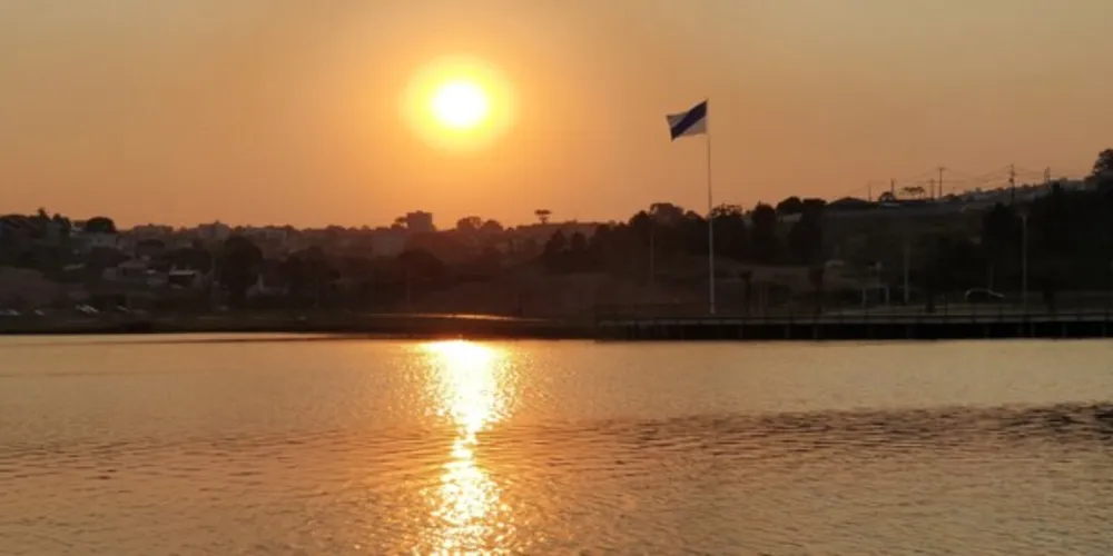 Lago de Olarias em Ponta Grossa recebe grande número de visitantes, principalmente no calor