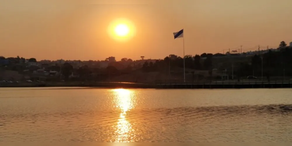 Lago de Olarias em Ponta Grossa recebe grande número de visitantes, principalmente no calor