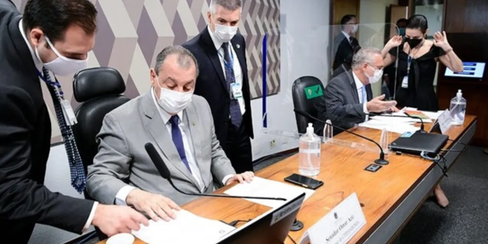 Renan Calheiros pede o indiciamento de 66 pessoas e duas empresas por crimes cometidos na pandemia. O principal alvo é o presidente Bolsonaro.