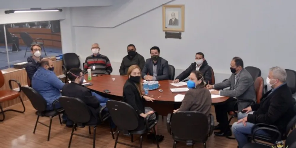 Membros da 'Comissão' se reuniram nesta sexta-feira (17), na Câmara Municipal.