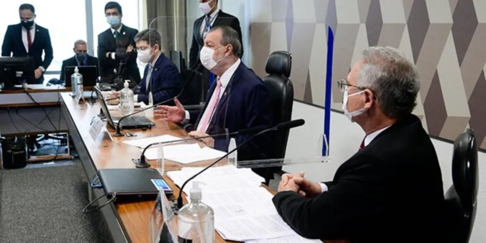 Relatório final foi votado na noite desta terça-feira (26).