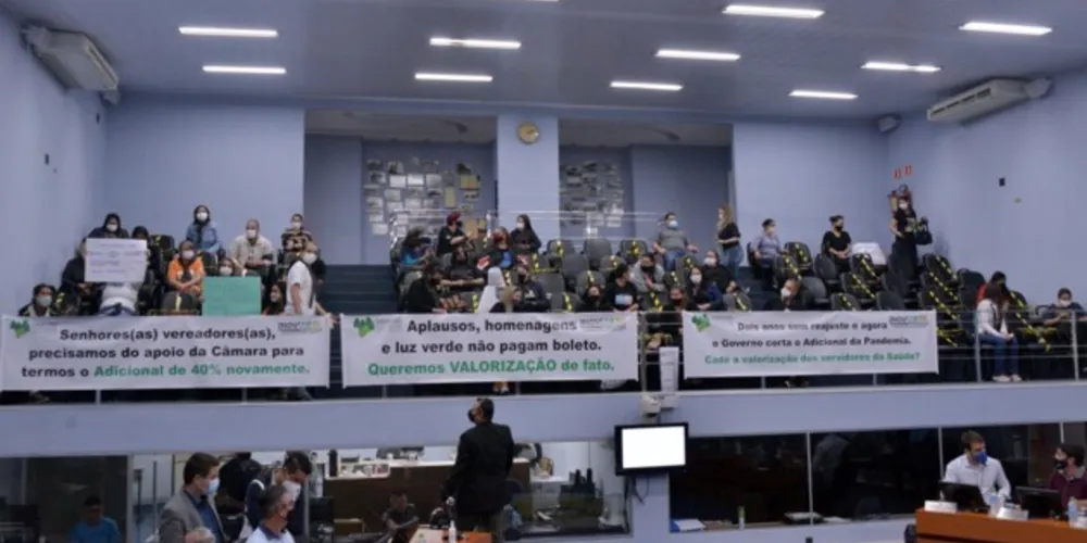 Profissionais fizeram manifesto na Câmara Municipal de Ponta Grossa (CMPG).