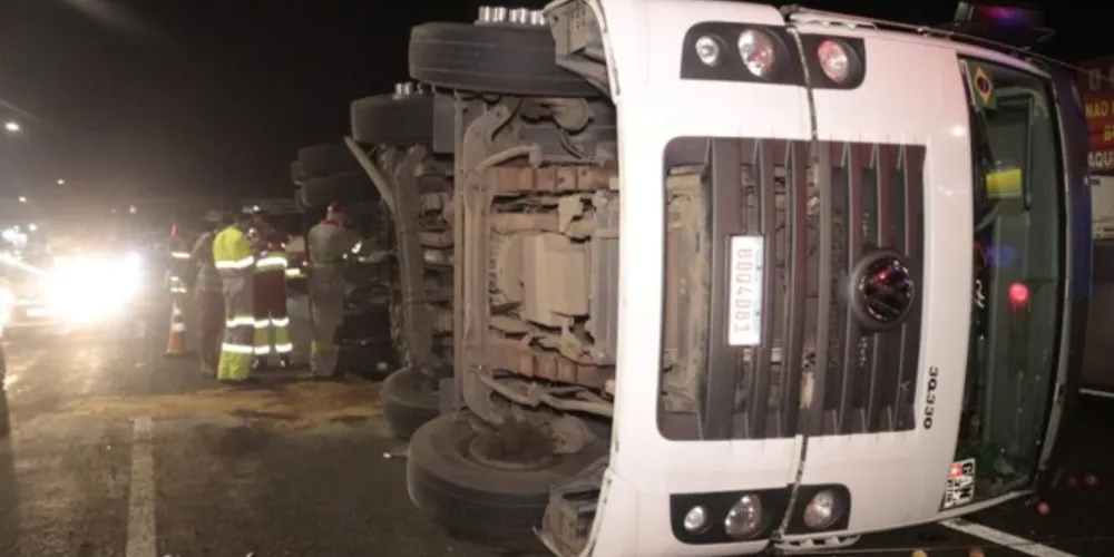 Veículo ficou tombado e obstruiu uma faixa da rodovia
