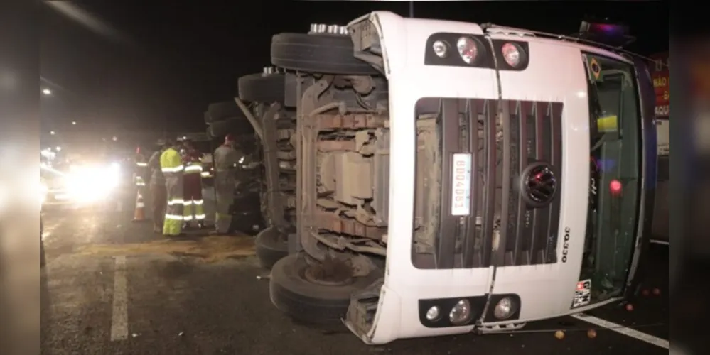 Veículo ficou tombado e obstruiu uma faixa da rodovia