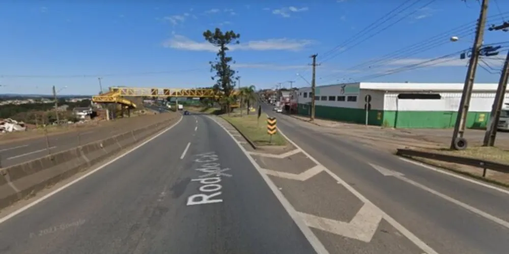 Motorista ficou encarcerado no veículo. 