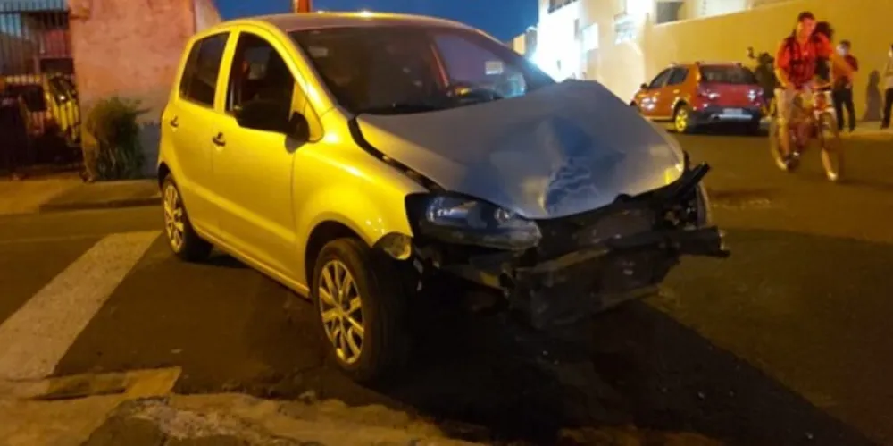 Um dos veículos acabou sendo danificado após o acidente.