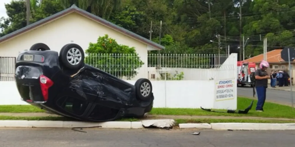 Veículo Fiat Palio acabou capotando com o acidente
