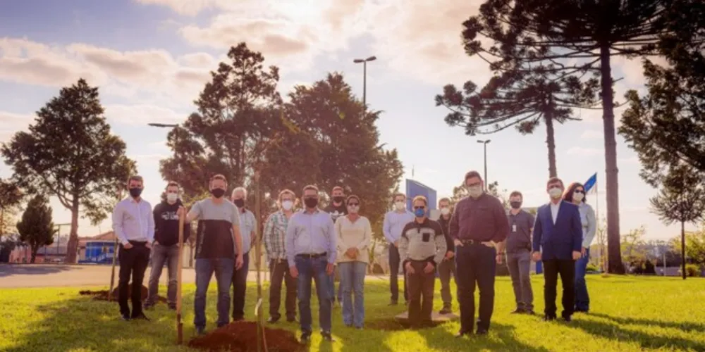 O plantio em homenagem as vítimas contou com a presença de serviores, pró-reitores, professores e o Reitor Miguel Sanchez Neto