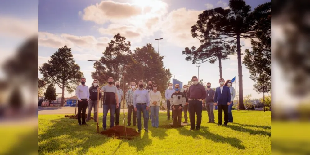 O plantio em homenagem as vítimas contou com a presença de serviores, pró-reitores, professores e o Reitor Miguel Sanchez Neto