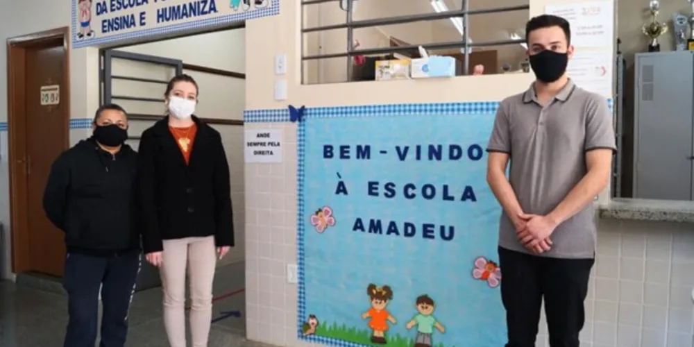 Vereador Filipe Chociai (PV) e diretora e mãe de aluno da Escola