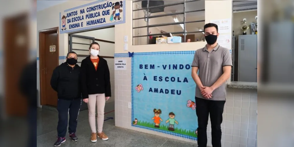 Vereador Filipe Chociai (PV) e diretora e mãe de aluno da Escola