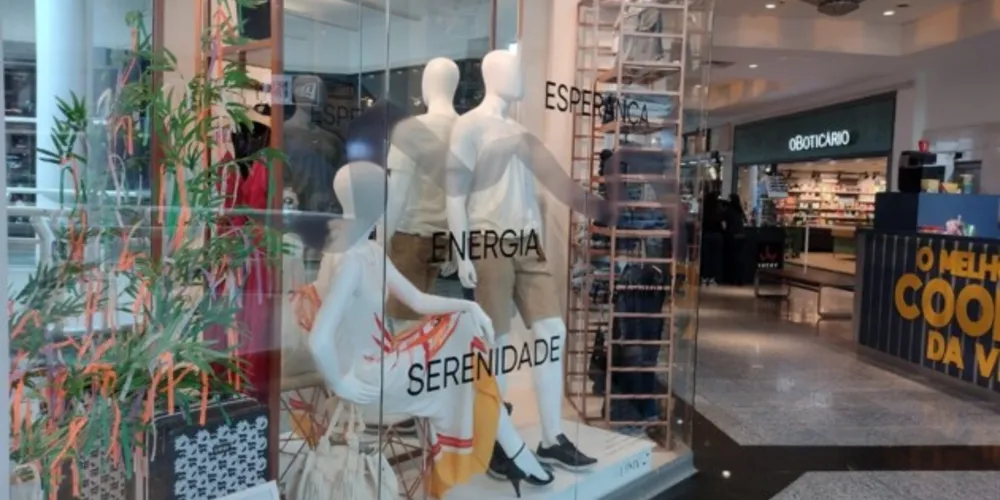 Nova coleção está nas vitrines e traz o neon e estampas que remetem à natureza; lojistas apostam em aumento de até 30% nas vendas