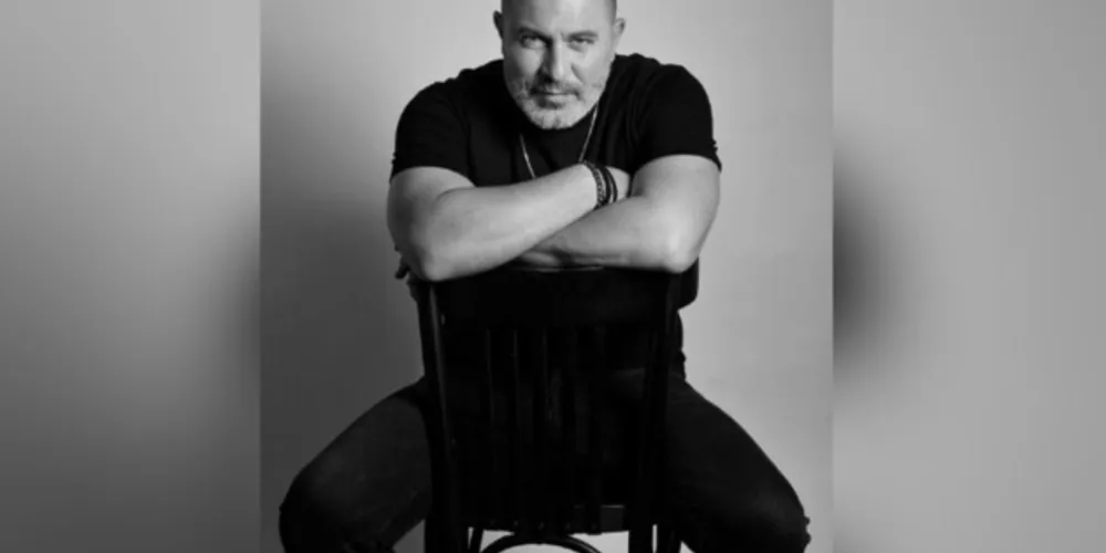 Lior Raz como Segev Zulai, protagonista da série da Netflix 'Hit & Run'.