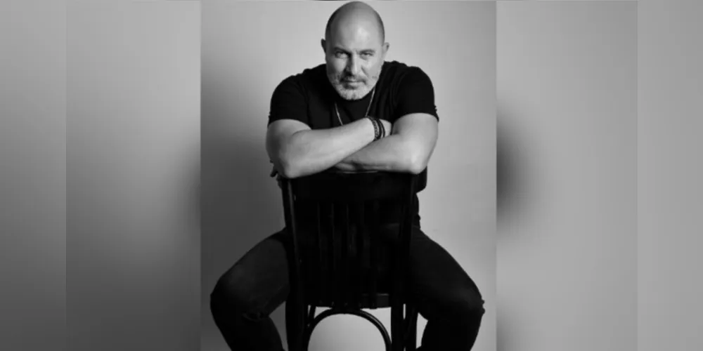Lior Raz como Segev Zulai, protagonista da série da Netflix 'Hit & Run'.