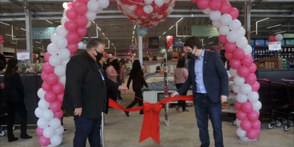 Secretário de Ponta Grossa, José Loureiro (à esquerda) e o diretor-geral da Daju, Roger Karsten (à direita)