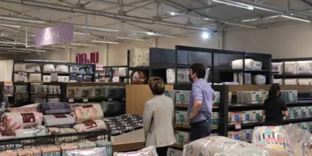 A prefeita Elizabeth Schmidt visitou a loja na última terça-feira (5)