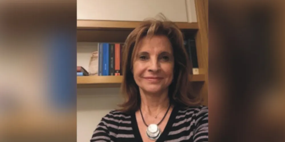 Rosana Braga, é Formada em Letras Português-Francês pela Universidade Católica do Paraná.
Tem curso de Mestrado em Teoria da Literatura nesta mesma Universidade.
Curso de Francês pela Aliança Francesa de Curitiba, obtendo o diploma de Nancy. 