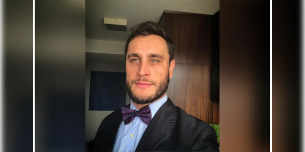 BDAY – O design de interiores Symon Hilgemberg foi muito cumprimentado pela passagem de seu aniversário, no último domingo (26). Symon, que assina um novo conceito de decoração com seus projetos arrojados e inovadores sempre com toque clássico. Da coluna RC o desejo de sucesso e felicidades.