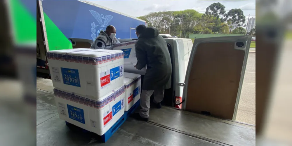 Paraná recebe 55,2 mil vacinas contra a Covid-19 para segunda dose; 229,3 mil chegam à noite.