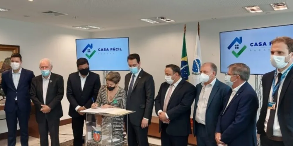 A assinatura foi realizada através do programa Casa Fácil, com a presença do governador Ratinho Jr. 